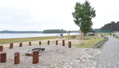 Mały ośrodek w Kiedrowicach bezpośrednio nad pięknym jeziorem. Nowe domki mają widok na malownicze i spokojne Jezioro Kiedrowickie. Do dyspozycji gości każdego domku jest łódź wiosłowa. Obiekt jest ogrodzony i ma wystarczająco dużo miejsca do zabawy ...