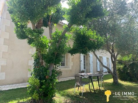 Charming farmhouse of 205 m2 of living space on a plot of 4070 m2 that will seduce you. The garden has been carefully landscaped with its paths, terraces and 9x4 m swimming pool. The house is composed of an entrance of 12 m2, a living room of 31 m2 w...