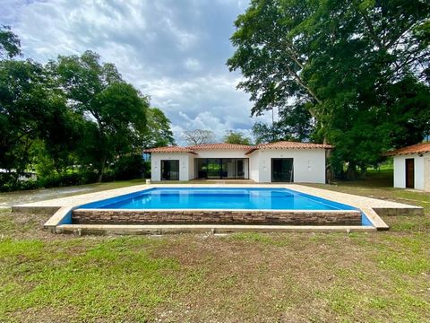 A brand new farm 15 minutes from the town of Sopetrán. The finca has a swimming pool of sufficient size to accommodate a group of up to 15 people, perfect to enjoy sunny days and relaxation. The farm is ideal for those looking for a quiet getaway, bu...