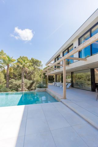 Welcome to an exquisite and exciting life experience! Discover this captivating newly built villa in Nova Santa Ponsa, where privacy and connection with nature are intertwined in a perfect symbiosis. Entering this architectural paradise, we find a ma...