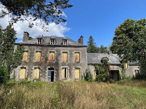 Frédéric FRESNEAU bietet Ihnen diese Immobilie in einer grünen Umgebung, 30 Minuten von Vannes entfernt. Großes Potenzial für dieses Haus von mehr als 300 m². Komplett zu renovieren auf einem Grundstück von mehr als 1,8 Hektar. Es besteht aus einem H...