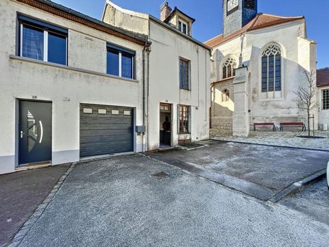 In the city center of Châtillon sur Seine, townhouse with small private courtyard out of sight. Composed on the ground floor of a hall, a bedroom, an office, a boiler room. Upstairs, dining room, kitchen, on the second floor, three bedrooms, bathroom...