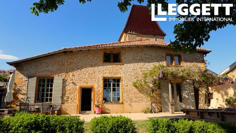A15333 - What will your friends say when they find out that you live in the former residence of an adviser to King Louis XIII? That's what this 17th century building in golden stone offers. A unique and exclusive place that will make young and old dr...
