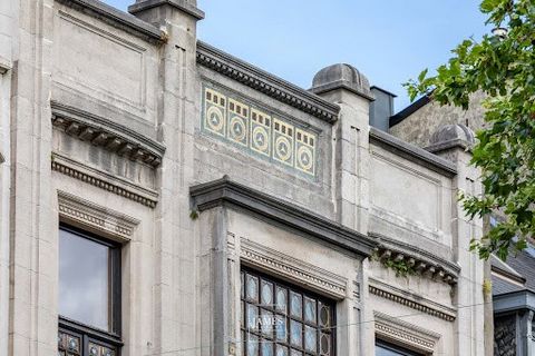 Quartier Molière: Geometric Art Nouveau house by architect Jean-Baptiste Dewin 1910. Situated along one of the most elegant streets in Ixelles, this listed house has undergone extraordinary restoration work by the best craftsmen to restore it to its ...
