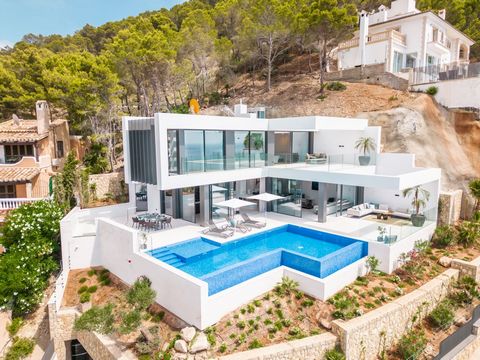 Permítanos presentar esta increíble villa de lujo recién construida con vistas al mar, ubicada en lo alto de uno de los puntos más altos de Cala Llamp / Port Andratx / Mallorca. Con su espectacular ubicación en lo alto de Cala Llamp, esta magnífica v...