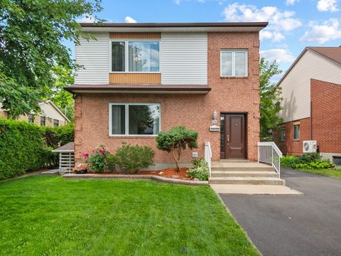 Welcome to this superb single-family home, nestled in Saint-Hubert, offering an ideal setting for a young family or any other buyer looking for comfort and tranquility. Located in a peaceful street, this residence benefits from a privileged location ...