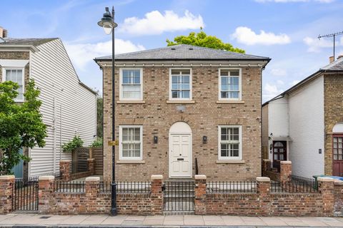 An exquisite residence benefiting from a 10-year New Build Warranty (2030). This stunning double fronted home features a striking Wooden Front Door, Solid Oak Fire Doors and Wooden Sash Windows throughout. Boasting three floors of flexible and inviti...