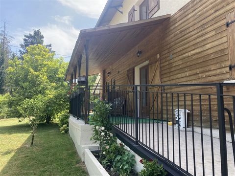 IN JUJURIEUX, Discover this beautiful T7 villa of 208 m2 of living space on its land of 1244 m2. In a quiet, rural environment with a beautiful view. On the ground floor, entrance opening onto a spacious living room/lounge decorated with a beautiful ...