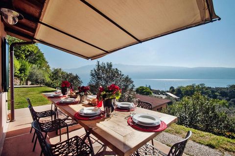 Typische, modern ingerichte villa, midden in een olijfgaard van 20.000 vierkante meter, op slechts twee minuten lopen van de westelijke oever van het Gardameer. Geniet vanuit uw vakantiehuis van een fantastisch uitzicht op het meer en de Monte Baldo....