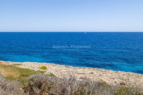 Sea view plot with license and a project to build a luxury villa in Cala Murada This is an incredible opportunity to purchase a rarely available front line plot, which is offered for sale in Cala Murada. Its elevated seafront position and building li...