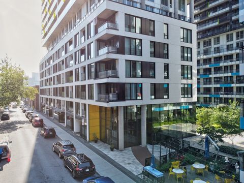 Amazing in one of Montreal's most sought-after buildings in the heart of Griffintown! Located on the 15th floor, this contemporary condo includes a good sized bedroom with indoor parking and locker in phase 4 of Lowney sur Ville. The kitchen is open ...