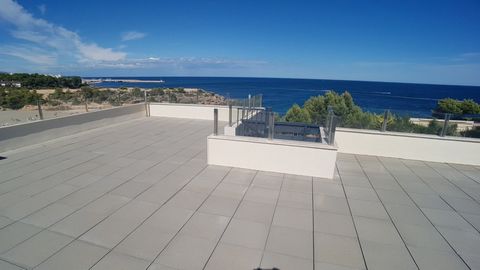 Superb modern design house 350 m2 in front of the Ametlla de Mar equipped with automation and superb direct views of the sea and nature The house was recently built on two floors and a basement decorated with última tecnología in aislamientos térmico...