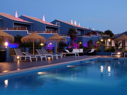 Aldeia Azul Family Resort är omgivet av en naturskön miljö som är typisk för västra Algarve och ligger 5 minuter från centrum av den vackra staden Aldeia Azul. centrum av den vackra och historiska staden Lagos och det enorma blåa havet som i Atlanten...