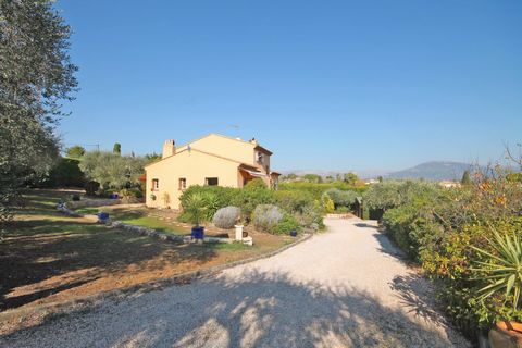 In a highly prized private, enclosed doamine, quiet and near the village, beautiful villa of the 1980s with mountain views consisting in ground garden: entrance, living room with a dining area and with an open fireplace, a separate kitchen, two bedro...