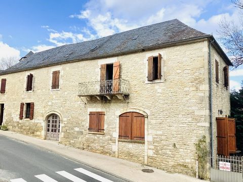 Beautiful village house of 240 m2 in the center of the Village of Gignac in the Lot near Cressenssac between Sarlat and Souillac. This house is in good general condition including a part of more than 110m2 renovated with all modern comforts heated wi...