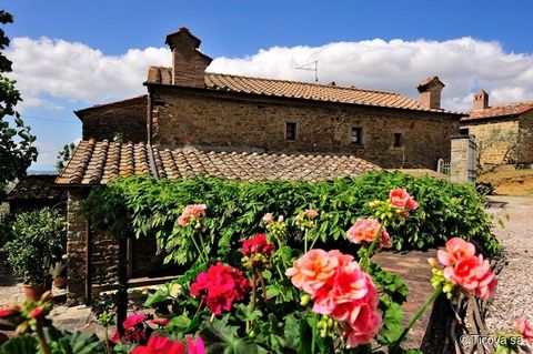 2002I -Tuscany - Cortona - Ticova Immobiliare offers a portion of an ancient rustic house in a panoramic position near Cortona. The exceptional view, the authenticity and the quiet make this property really perfect for spending your holidays or possi...