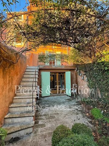 This beautiful home is ideally situated in the heart of the village of Roussillon en Provence, within easy reach of all amenities. Bathed in light thanks to its south-facing aspect, this house offers generous living space. Its authentic charm has bee...