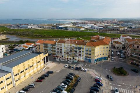 3 bedroom apartment in the center of Peniche, fully renovated and in excellent condition. The property has an abundance of natural light as it is located on the 2nd level of the building with no elevator. This spacious apartment includes 3 bedrooms w...