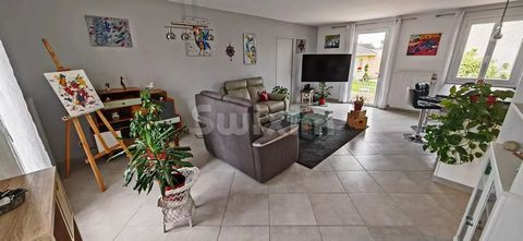 REF 18646 FB - Quietly, 4 minutes from Place Grévy, on pretty enclosed land with trees, this single-storey house adjoining on one side is ready to live in. It offers 3 bedrooms, a beautiful, bright and through living room with open kitchen. Comfortab...