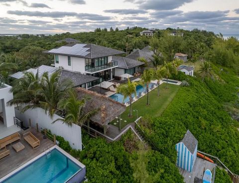 Explore this luxurious 9-bedroom ocean-view home, complete with gym, sauna, pool and more. Maison GADAIT offers you the opportunity to own this exclusive Bahamian residence. In the exclusivity of Harbour Island, Bahamas, discover this magnificent sin...