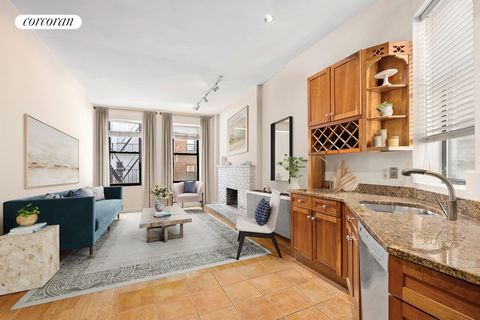 Come home to this lofty, bright and spacious one bedroom apartment in Carnegie Hill. Bring along your artistry and your inspiration and explore the possibilities that are awaiting in nearly 900 sq feet of space. There is generous closet space, hardwo...