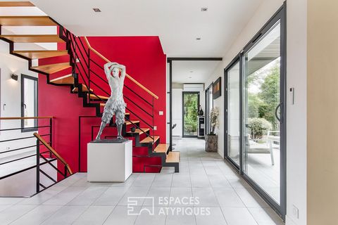 Situata nella città di Isle Jourdain, questa casa contemporanea di 300 m2, distribuita su tre livelli, è l'illustrazione perfetta di un'architettura contemporanea che è allo stesso tempo estetica e funzionale. Appena entrati, le linee della scala a c...