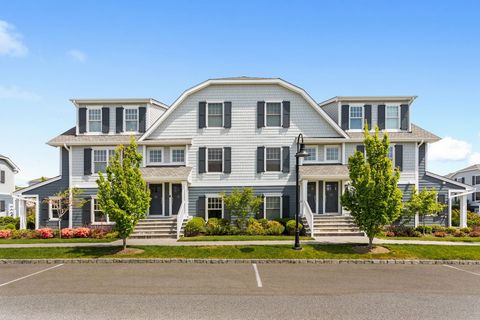 Recently built, impeccably designed condominium in Southampton for Best in Class Modern appointed and Easy Luxury living. It is the perfect primary residence or your 