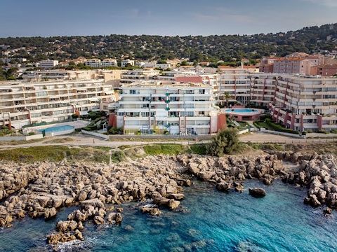 Treat yourself to the exceptional, three-room accommodation at the Corniche in Sète on the top floor overlooking the Mediterranean. Ideal for your holidays or for stays by the sea, at the foot of the beach close to shops, apartment comprising a livin...