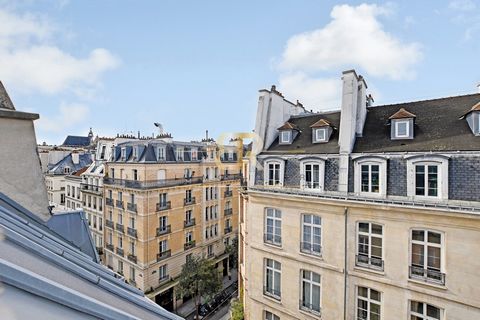 In the heart of the famous Rue Montorgueil, a highly sought-after and sought-after area, Cabinet Br-Immobilier is pleased to offer you this studio of 20.50m2 on the ground, or 12.68m2 Carrez, located on the 5th and last floor without elevator of a we...