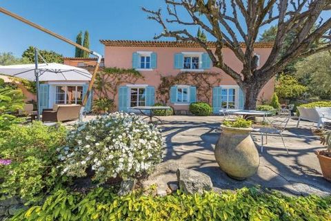 Five minutes from Valbonne in a lovely country neighbourhood, magnificent estate comprised of a charming Provençal 'mas' with 6 main rooms : living/dining-room giving onto a shaded terrace, 4 bedrooms. Two 1-bedroomed guest cottages, annex with stora...