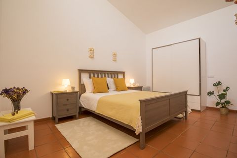 Suite with a quee sized bed, interior room no view and an ensuite bathroom. There is a high window, the suite is airy and very well illuminated it just doesn't have exterior view. Vila Sta Teresinha is a 4 bedroom villa. The garden, pool, living room...