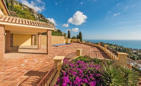 Espectacular villa with the best panoramic sea views. It has 4 big bedrooms, all of them with en suite bathrooms, the master one with walking dressing room, a well equipped kitchen, a dining room, a large living room with a fire place, a covered terr...
