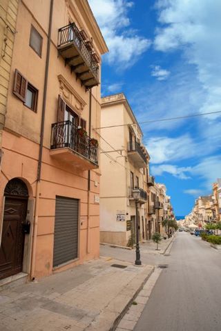 Delightful apartment in the historic center of Castellammare del Golfo (western Sicily), ideal for working in peace and enjoying the beauties of nature, sea and mountains in your free moments. Equipped with every comfort: air conditioning, wifi, wash...