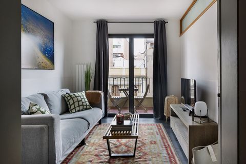 This cozy and bright apartment of 55 m2 with balcony will make you want to stay in Barcelona. It features two bedrooms: each with double beds, two bathrooms equipped with shower, hairdryer and towels, and an open kitchen and living room integrated in...