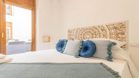 Welcome to our apartment in the heart of Córdoba! Recently refurbished to the highest standards and elegantly decorated, our apartment is the perfect place to experience authentic Cordoba life. The apartment has a room equipped with a comfortable dou...