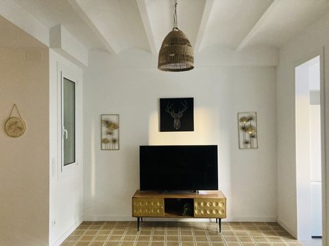 This nice, sunny and cozy apartment is very well located for your business or leisure trip to Barcelona. The apartment has one bedroom with balcony, living room, kitchen and bathroom. Everything full equipped. Specific details about the bedroom: 1 do...