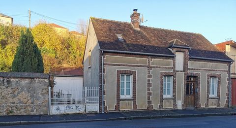 A Longny-au-Perche, village tous commerces et écoles, l'agence AMI vous propose à la vente une maison ancienne de 75 m2 habitables avec une vie de plain pied sur 200 m2 de terrain environ. La maison comprend au rez-de-chaussée, une salle à manger ave...
