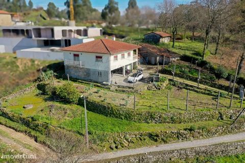 3 bedroom detached house in Lugar de Pardelhas 5 minutes from the city center of Fafe, with spectacular views. Integrated in a plot of land with 500m2, this villa has 3 bedrooms, 2 bathrooms, a furnished and equipped kitchen and two living rooms. Com...