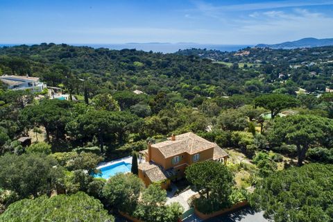 Charming Provencal villa in Gigaro in a private domain with caretaker.This sought-after location immerses you in a soothing setting where nature is preservedThe property was renovated in 2017 on a plot of 2600 m2 with a beautiful and rich diversity o...