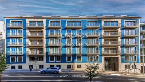 Elegante und moderne Wohnung im Stadtzentrum von Porto , die zu vermieten ist. Eingefügt in ein Gebäude mit der traditionellen klassischen Fassade Portos, die mit Kacheln verkleidet ist. Ideal für alle, die Wert auf Lebensqualität, Komfort, architekt...