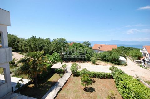 NJIVICE-KIJAC (ISLAND OF KRK) Comfortable apartment with a 20 m2 covered terrace and a unique, open sea view. The apartment has 68.60 m2 of living space and is located on the first floor of a regularly maintained and tidy residential building located...