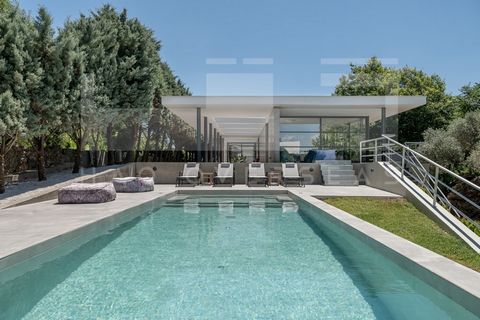 Deze unieke designvilla te koop in Chania, Kreta ligt aan de rand van de stad en op slechts 10 minuten rijden van het centrum. De villa is van 300 m² en beschikt over 5 slaapkamers en 3 badkamers in de leefruimte. het is gebouwd op een perceel van 21...