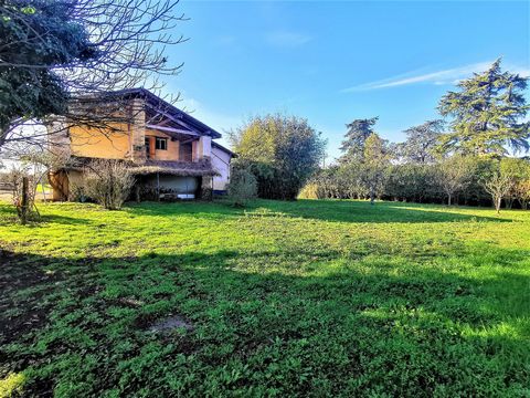 Located near Castelsarrasin (82), this old farm from 1875 has been largely restored by the current owners. It offers more than 200m² of living space on 2 levels, with a spacious 28m² kitchen, a bright living room and 4 bedrooms. Outside, an outbuildi...