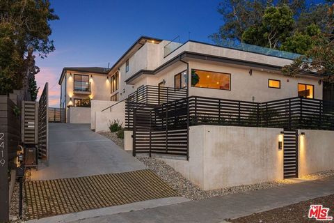 Art meets architecture in the heart of Ocean Park, Santa Monica in this exquisite embodiment of California luxury living. The lofty ceilings, one-of-a-kind world-class materials and finishes and the multi-functional layout provides a live/work compou...