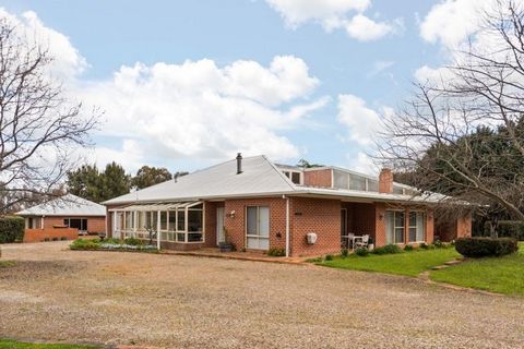 9 LEO GRANT DRIVE KELSO NSW 2795 4 - 6 BED / 2 BATH / 4 CAR / 12,900 SQM / 570 m2 home Price Guide $1,400,000 to $1,500,000 Welcome to 