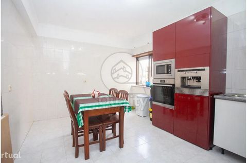 T1+1 Duplex with gross area of 102m2, located in a privileged area of Baixa da Bathtub, close to the Municipal swimming pool, inserted on the 2nd floor, without elevator, with great sun exposure. Composed by: 1 living room 1 bedroom with wardrobe; 1 ...
