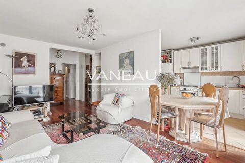 Ideally located a stone's throw from the Volontaires and Sèvres Lecourbe metro stations, the Vaneau agency offers you an 82m² apartment on the fifth floor by elevator of a 1970s building. It is composed as follows: An entrance, a living room, a semi-...