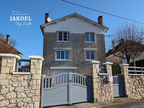 Fabienne Jardel presents this large family house of traditional construction of approximately 162 m² of living space located in a quiet and residential area of Souillac close to shops and the train station. The 1,210 m² building plot, flat and fully ...