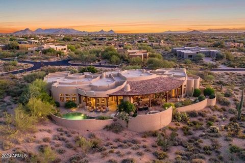 Single level Acre+, 5BR's or 4BR+Office. Super southwest architecture in Desert Mountain. Golf Membership Available. Designer's former home. Quality finishes thruout. This meticulously maintained home boasts magnificent exposed wood beams, alder wood...