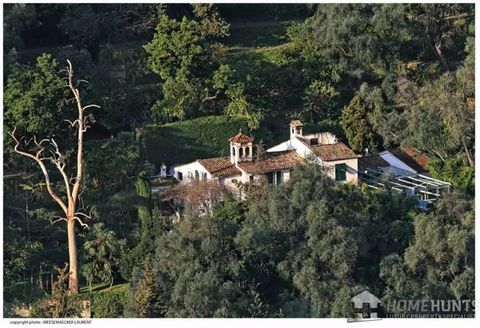 Discover this exceptional property in Menton, offering a lush garden planted with 150 century-old olive trees and a variety of exotic fruit trees. The four buildings, totaling around 900 m2, offer modern comforts in a charming setting. Take advantage...